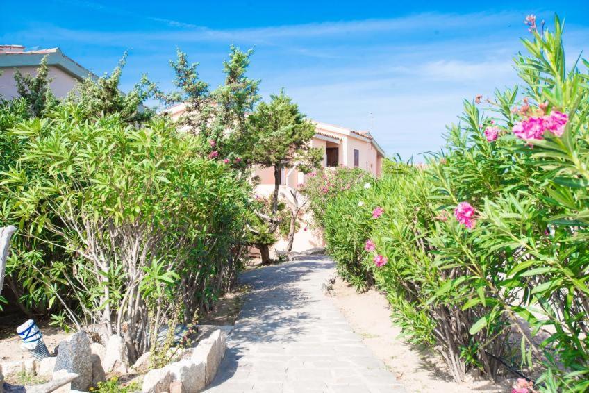 Baia Delle Mimose Aparthotel Badesi Exterior foto