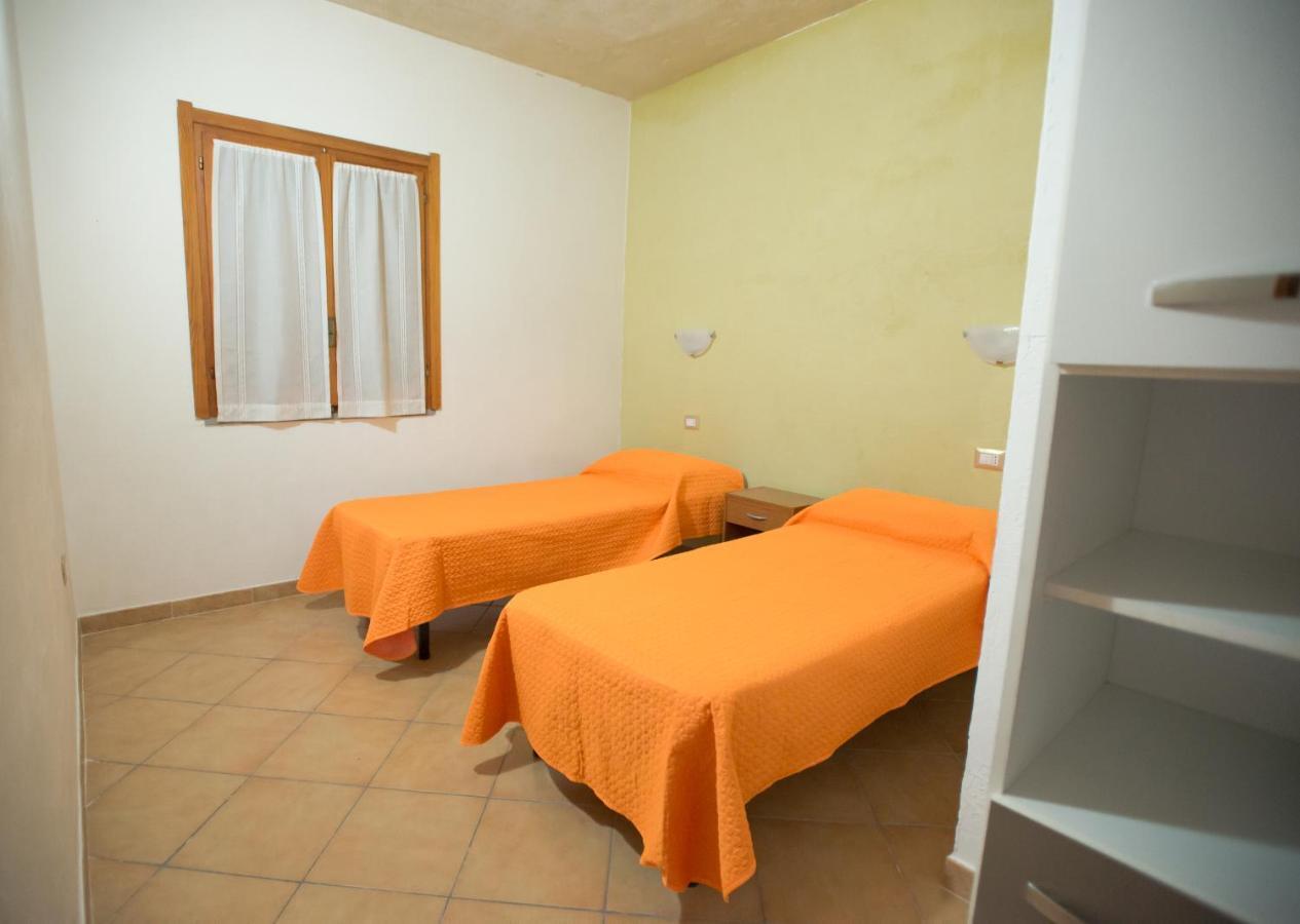 Baia Delle Mimose Aparthotel Badesi Exterior foto